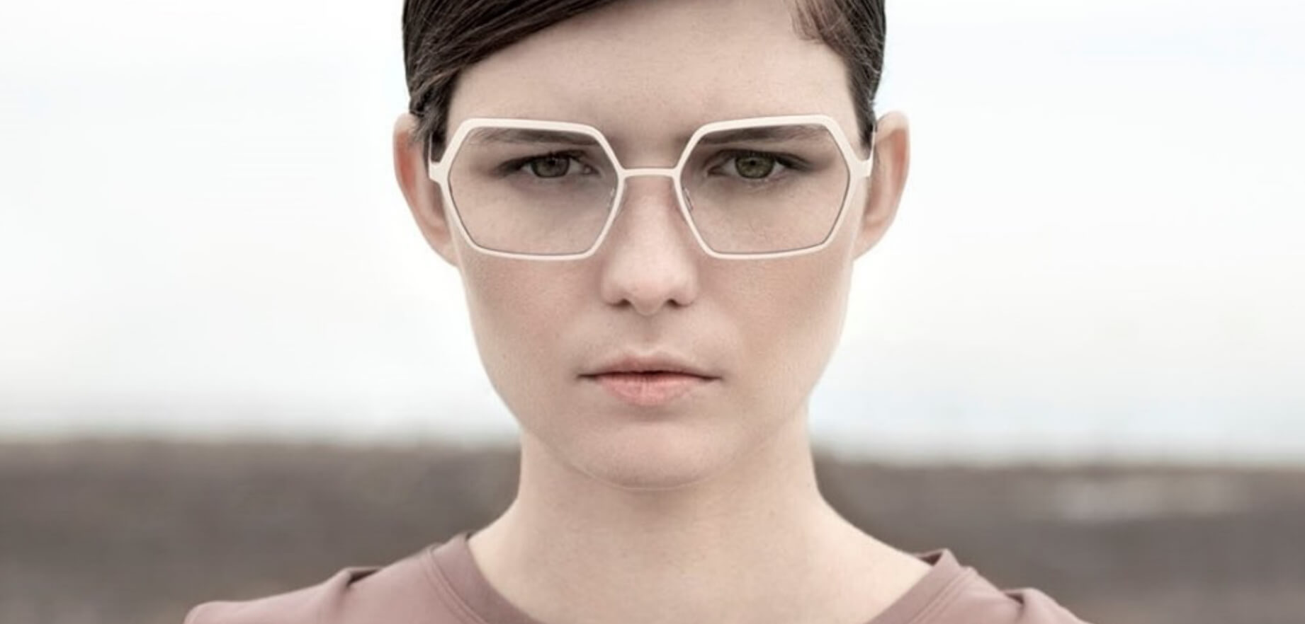 Frau mit modischer Blackfin Brille